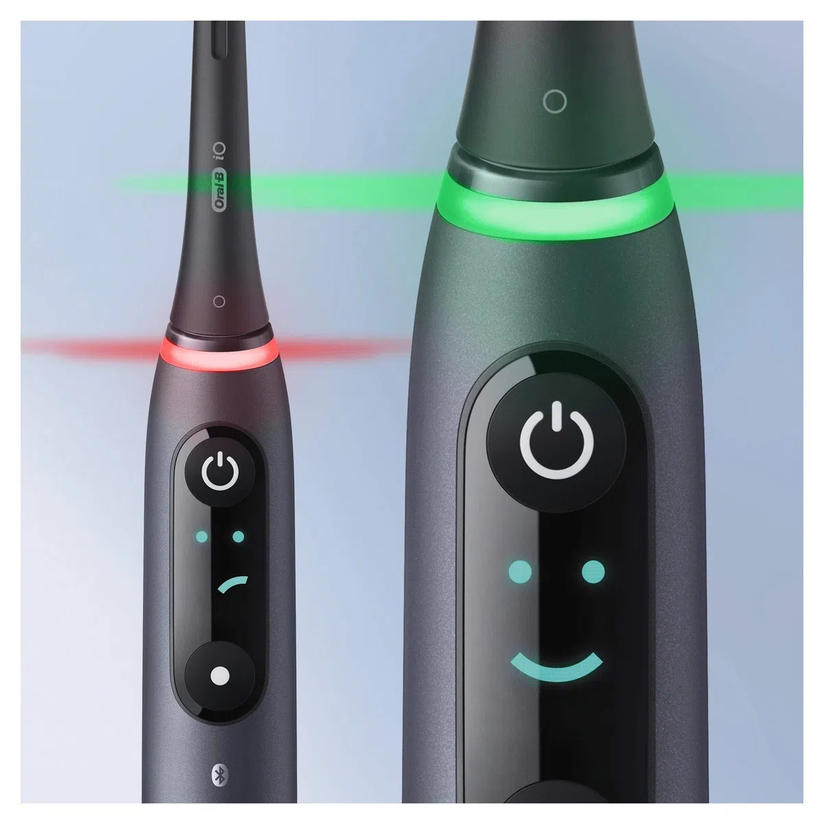 Oral-B iO 8 - Spazzolino elettrico ricaricabile, manico bianco e nero, con tecnologia magnetica rinnovabile, display a colori, 2 spazzolini, 1 custodia da viaggio Premium