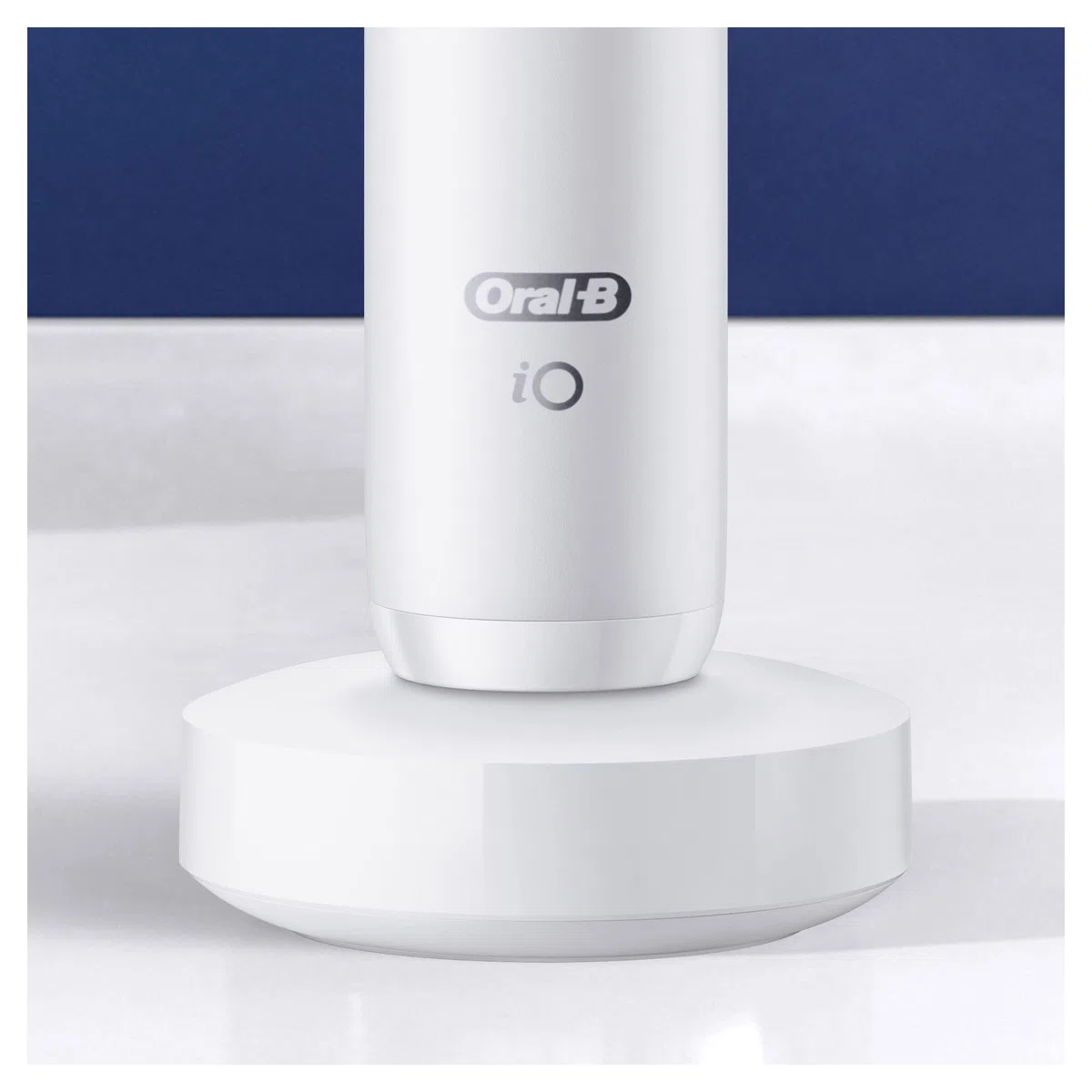 Oral-B Special Edition iO - 8 - Spazzolino Elettrico Ricaricabile Di Braun, 1 Spazzolino Bianco Esclusivo Con Tecnologia Magnetica Rivoluzionaria, Display A Colori, 1 Testina, 1 Astuccio Magnetico
