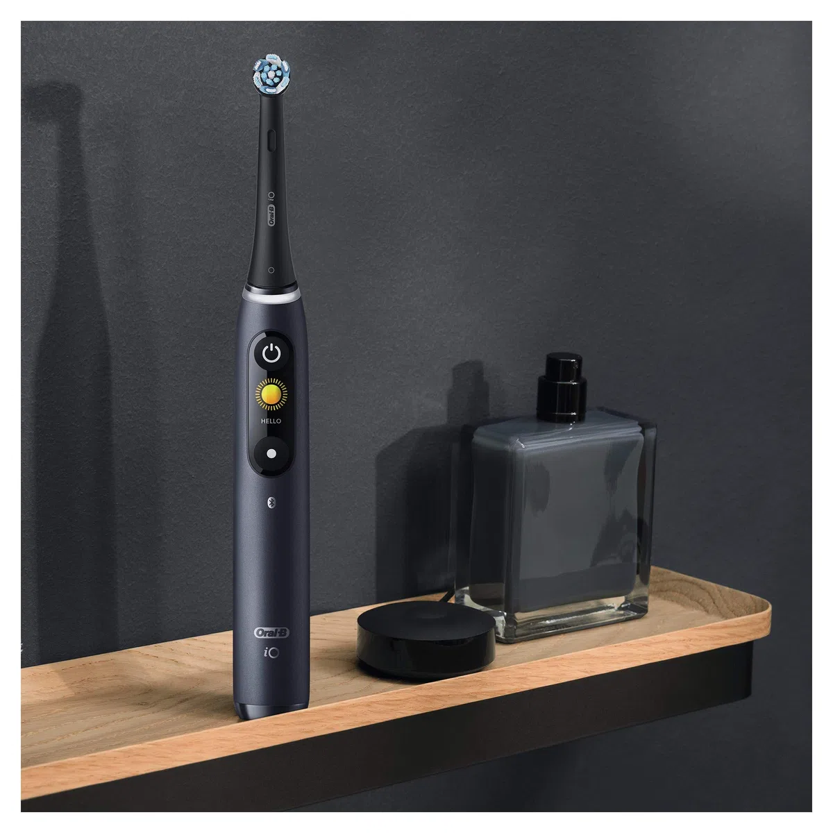 Oral-B iO 8 - Spazzolino elettrico ricaricabile, manico bianco e nero, con tecnologia magnetica rinnovabile, display a colori, 2 spazzolini, 1 custodia da viaggio Premium