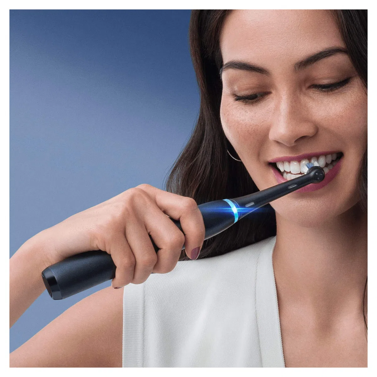 Oral-B iO 8 - Spazzolino elettrico ricaricabile, manico bianco e nero, con tecnologia magnetica rinnovabile, display a colori, 2 spazzolini, 1 custodia da viaggio Premium