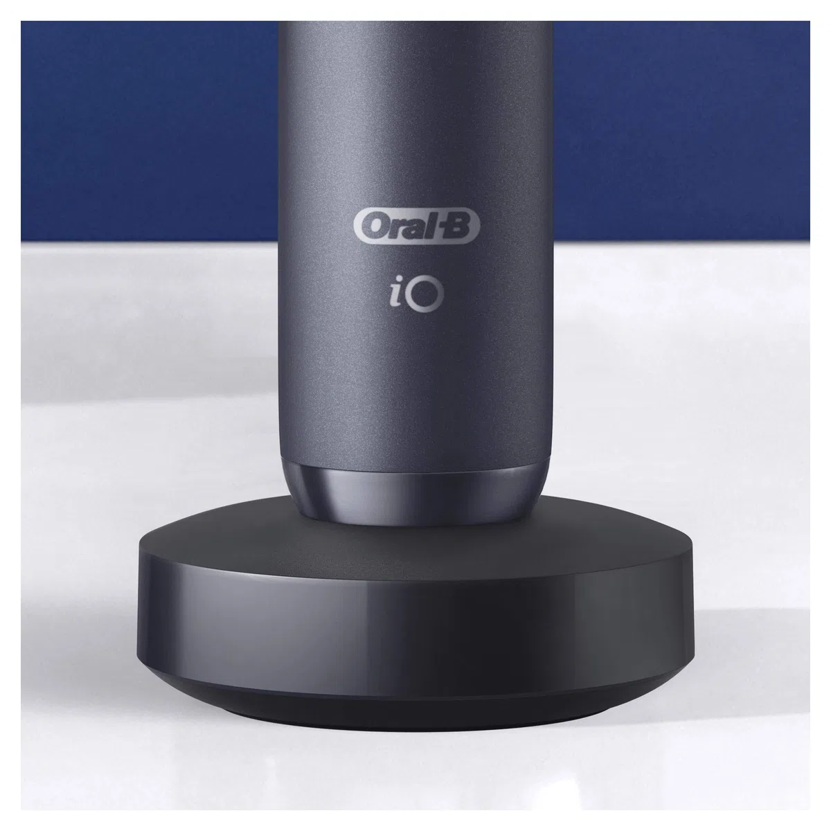 Oral-B iO 8 - Spazzolino elettrico ricaricabile, manico bianco e nero, con tecnologia magnetica rinnovabile, display a colori, 2 spazzolini, 1 custodia da viaggio Premium