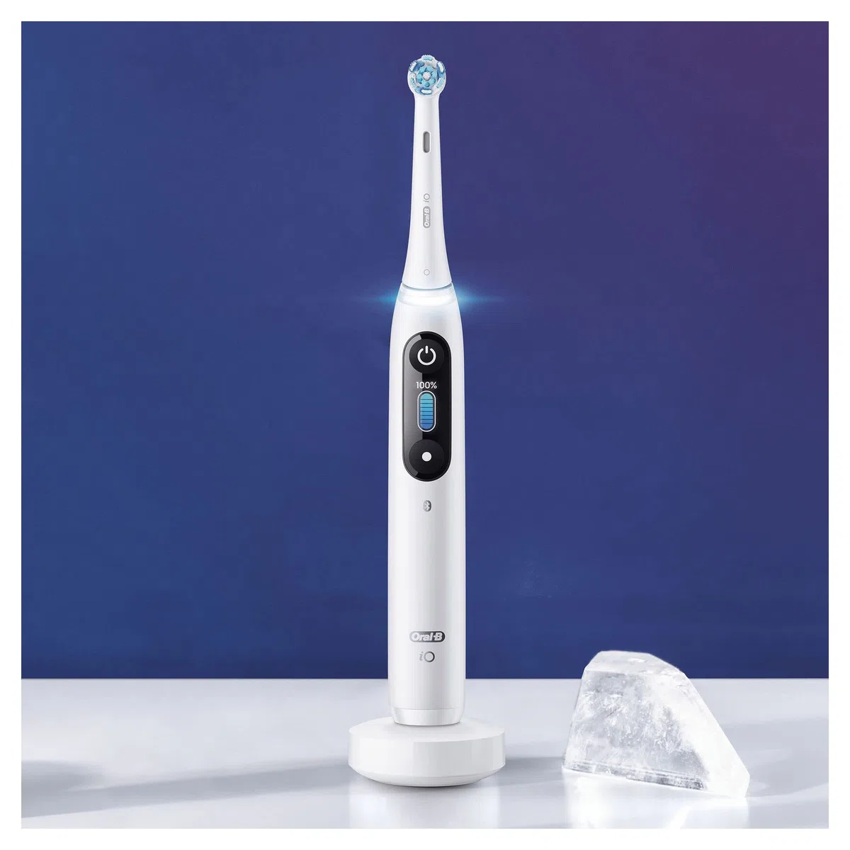 Oral-B Special Edition iO - 8 - Spazzolino Elettrico Ricaricabile Di Braun, 1 Spazzolino Bianco Esclusivo Con Tecnologia Magnetica Rivoluzionaria, Display A Colori, 1 Testina, 1 Astuccio Magnetico