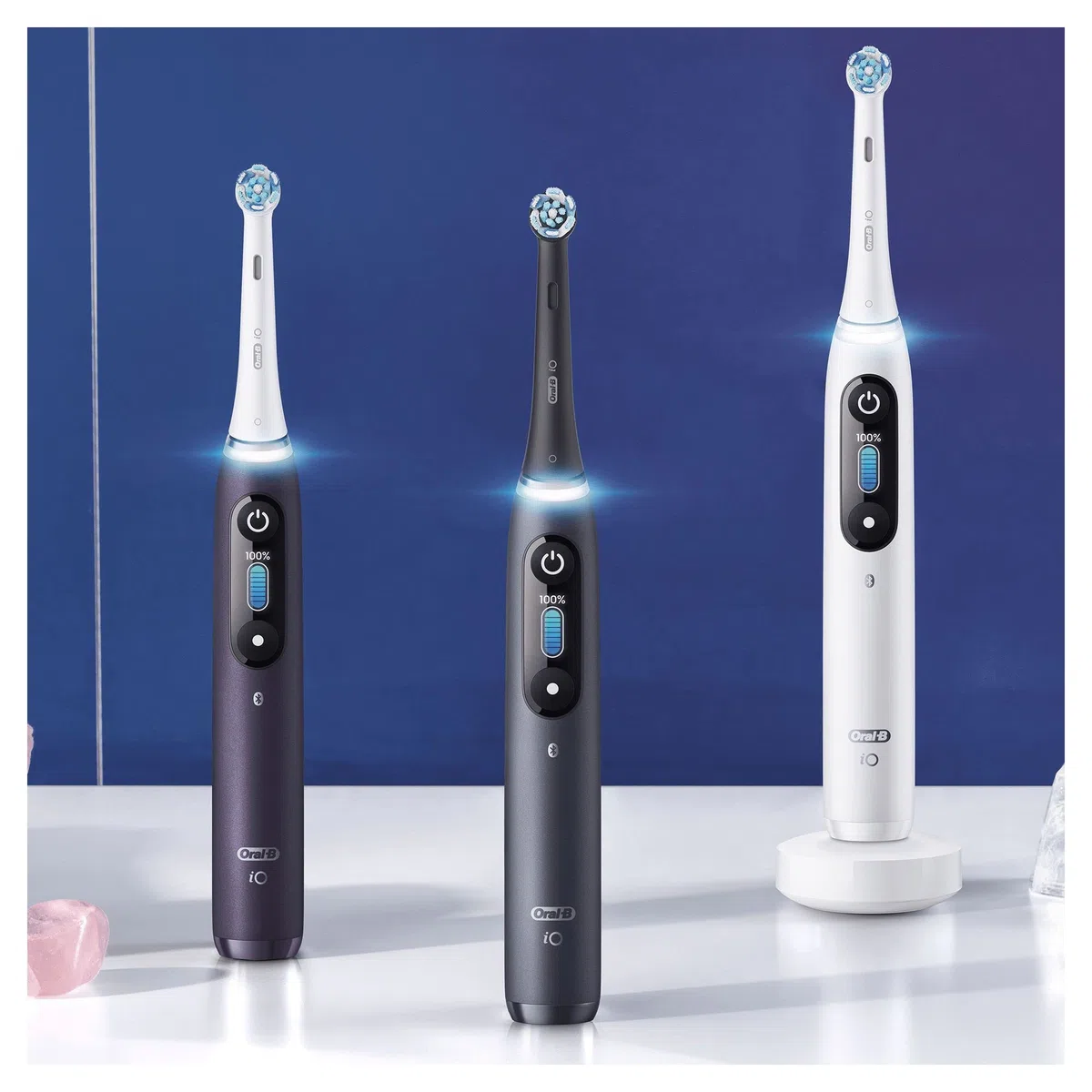 Oral-B Special Edition iO - 8 - Spazzolino Elettrico Ricaricabile Di Braun, 1 Spazzolino Bianco Esclusivo Con Tecnologia Magnetica Rivoluzionaria, Display A Colori, 1 Testina, 1 Astuccio Magnetico